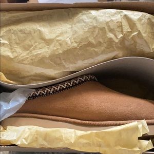 Size 3K Tasman Uggs; Fits a size 5W